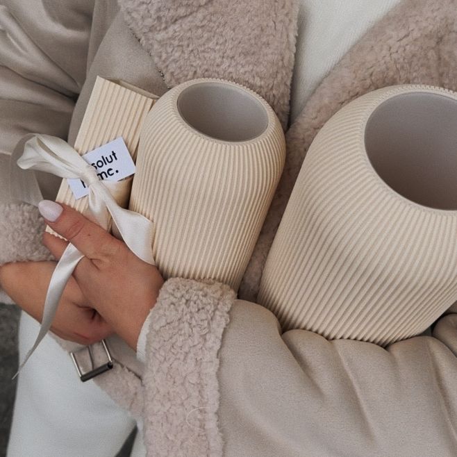 Váza, která podtrhne krásu každého detailu. Minimalistická forma, jemné linie a promyšlené zpracování dělají z této vázy...