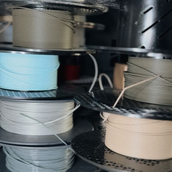 Jaký filament by se vám líbil na naše produkty? 🎨 Experimentujeme s novými barvami a texturami, a zajímá nás, která by...